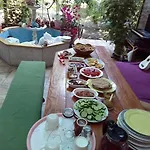 ロータス ガーデン ホステル イズミル