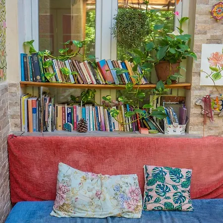 Lotus Garden אכסניה