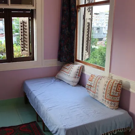 Lotus Garden Hostal Esmirna