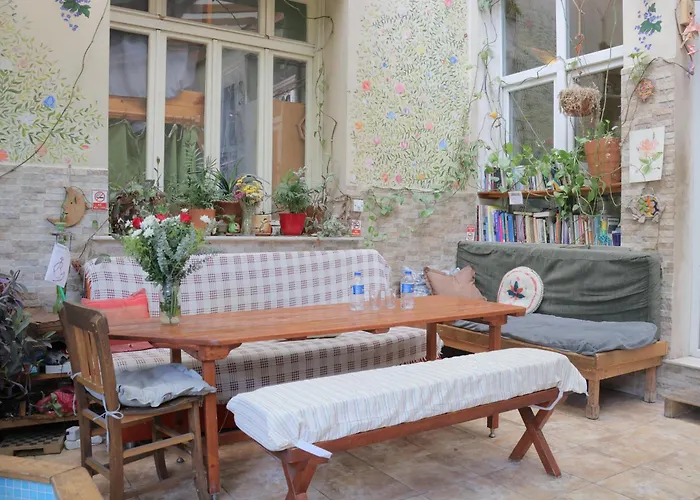 Hostel Lotus Garden Σμύρνη