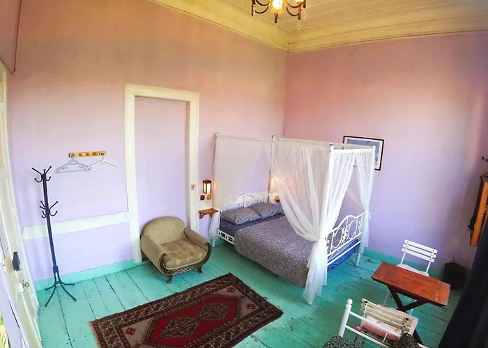 Hostel Lotus Garden Σμύρνη